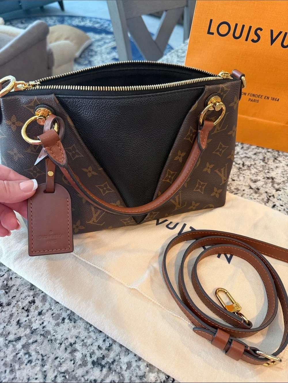 Louis Vuitton V tote BB Noir CARA Brown Monogram Black V-Panel Crossbody Bag - Picture 4 of 7
